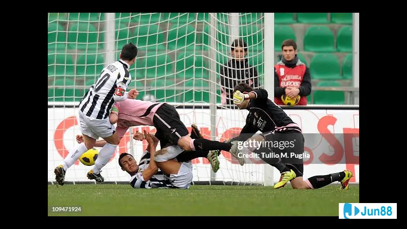 Các cầu thủ Udinese và Palermo tranh chấp bóng trên sân Các cầu thủ Udinese và Palermo tranh chấp bóng trên sân