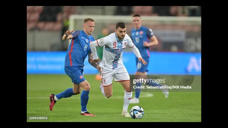 Cầu thủ Slovakia vượt qua cầu thủ Luxembourg trong trận đấu Cầu thủ Slovakia vượt qua cầu thủ Luxembourg trong trận đấu