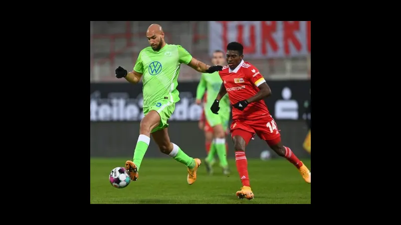 Cầu thủ của Wolfsburg với sự quyết tâm đối đầu với cầu thủ của Union Berlin. Cầu thủ của Wolfsburg với sự quyết tâm đối đầu với cầu thủ của Union Berlin.