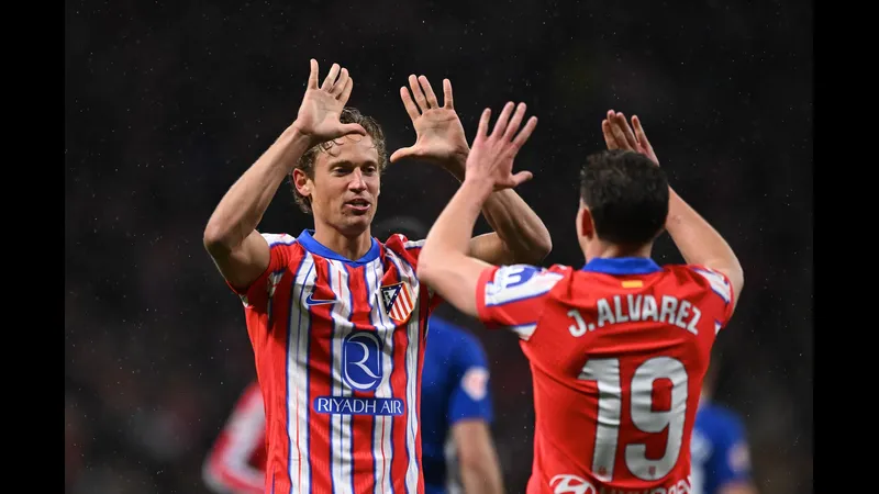 Cầu thủ Atletico Madrid và Arsenal tranh chấp quả bóng trên sân Cầu thủ Atletico Madrid và Arsenal tranh chấp quả bóng trên sân
