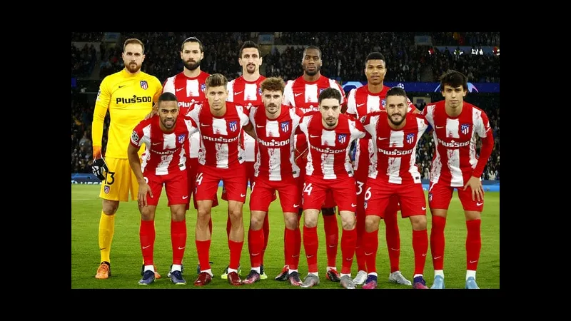 Cầu thủ Atletico Madrid tung cú sút mạnh vào khung thành Arsenal Cầu thủ Atletico Madrid tung cú sút mạnh vào khung thành Arsenal