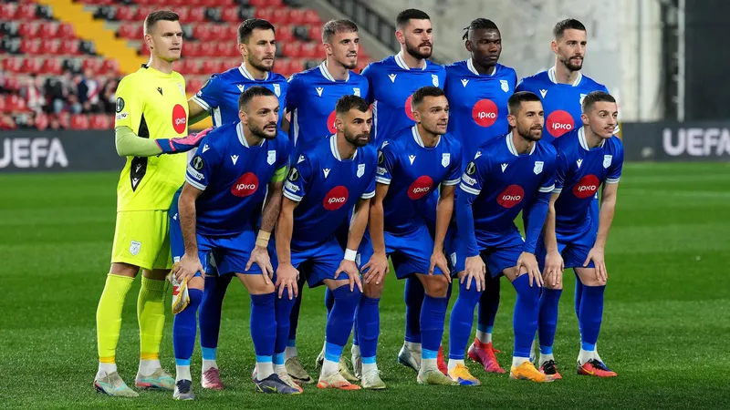 Cầu thủ Drita và Prishtina tranh chấp quả bóng trên sân cỏ Cầu thủ Drita và Prishtina tranh chấp quả bóng trên sân cỏ