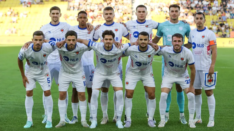 Cầu thủ của Drita và Prishtina tranh chấp bóng trên sân Cầu thủ của Drita và Prishtina tranh chấp bóng trên sân