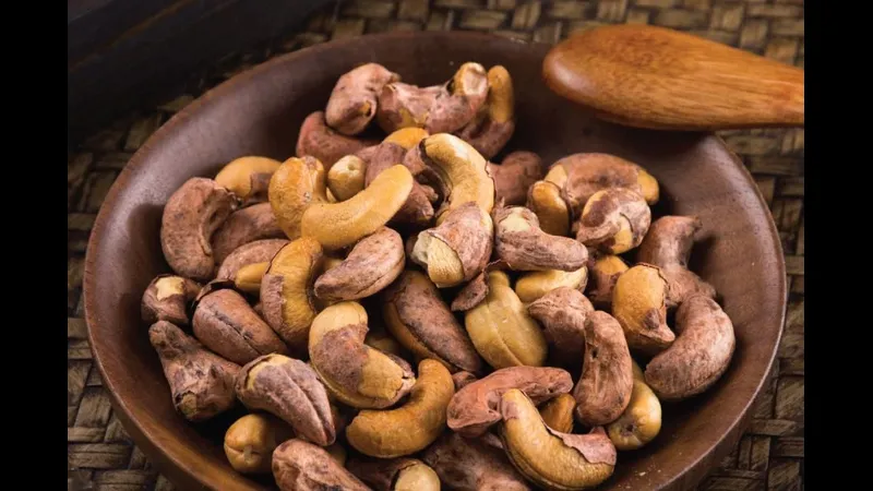 Cầu thủ đội A và đội B cạnh tranh gay gắt trên sân