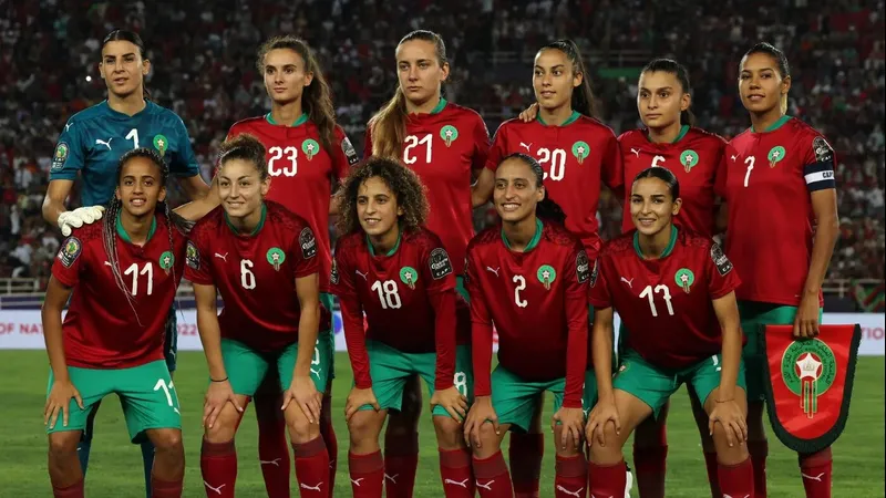 Cầu thủ Pháp và Morocco cùng tranh chấp bóng trên sân cỏ Cầu thủ Pháp và Morocco cùng tranh chấp bóng trên sân cỏ