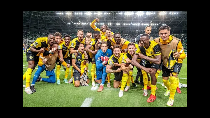 Cầu thủ Plzen và Young Boys quyết tâm tranh chấp bóng