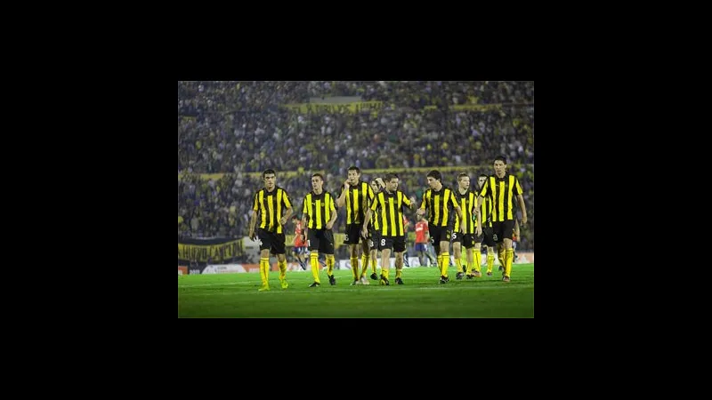Cầu thủ Racing Montevideo và Penarol tranh chấp bóng trên sân Cầu thủ Racing Montevideo và Penarol tranh chấp bóng trên sân