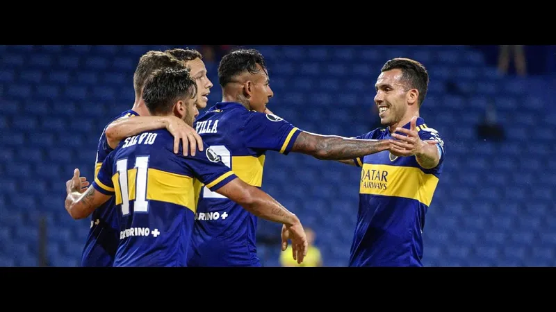 Cầu thủ Racing Montevideo và Penarol đấu tay đôi trên sân cỏ Cầu thủ Racing Montevideo và Penarol đấu tay đôi trên sân cỏ