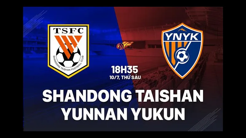 Cầu thủ Shandong Taishan và Yunnan Yukun tranh chấp bóng trên sân