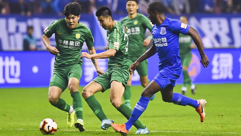 Cầu thủ Shanghai Shenhua và Beijing Guoan đối mặt trên sân cỏ
