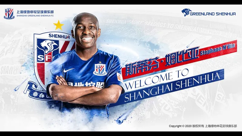Cầu thủ của Shanghai Shenhua và Beijing Guoan đấu tranh cho quả bóng.